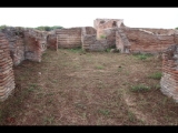 04621 ostia - regio i - insula xiv - domus di amore e psiche (i,xiv,5) - 1. raum - westseite - bli ri osten - 09-2023.jpg